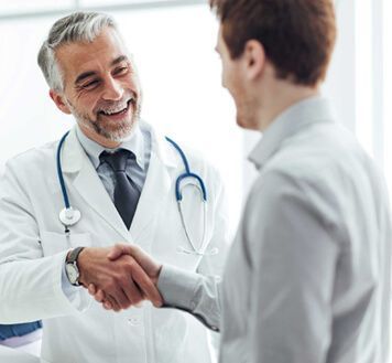 Na foto Dr. Eduardo e seu paciente Augusto que obteve ganho de 8.5 cm após o uso regular de tadafil